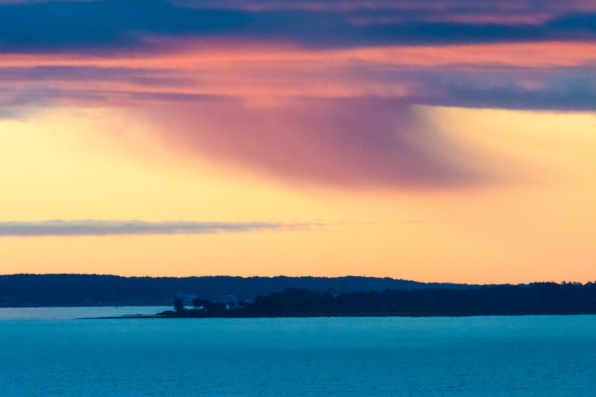 Regenschauer in Morgendämmerung, Norwegen, Vestvold, Oslofjord, Wetter, Wolken, Regenschauer, Morgendämmerung, rot, Landschaft, Norway, Vestfold, Oslofjord, weather, clouds, rain shower, dawn, red, landscape, seascape