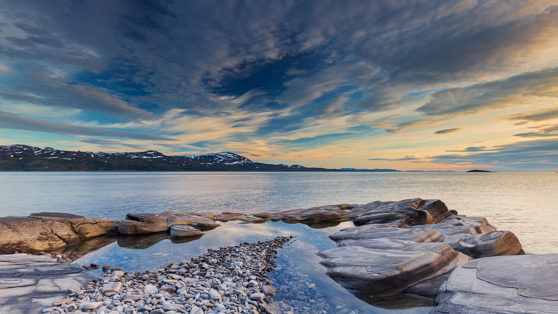 Thor-Arthur-Didriksen_Troms-og-Finnmark_Himmelblå-–-Ut-mot-havet